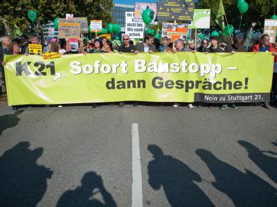 Gegner des Bahnprojekts Stuttgart 21 tragen während eines Protestzuges durch die Innenstadt Transparente und Luftballons. Demonstration von Stuttgart-21-Gegnern