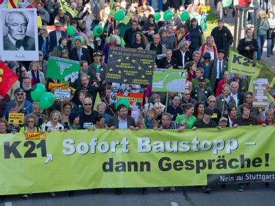 Protest ebbte nicht ab: Gegner des Bahnprojekts Stuttgart 21 tragen während eines Protestzuges durch die Innenstadt Plakate und Luftballons. Demo gegen Stuttgart 21