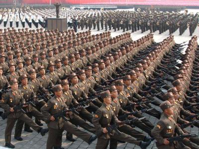 Und marsch: Nordkorea ist ein sehr armes Land, das aber militärisch hoch gerüstet ist. Gefechte zwischen Nord- und Südkorea