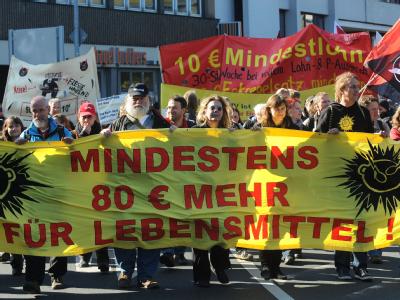 Mehrere tausend Menschen nehmen an der bundesweit zentralen Hartz-IV-Protestveranstaltung gegen die Sozialpolitik der Bundesregierung in Oldenburg teil. Hartz-IV-Demo