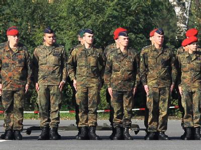 «Die Unruhe ist sehr groß» - der Bundeswehrverband fordert mehr Informationen von Verteidigungsminister zu Guttenberg. Bundeswehrsoldaten
