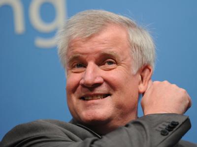 In Sachen Zuwanderung springt die CSU ihrem Chef Seehofer zur Seite. CSU-Chef Seehofer