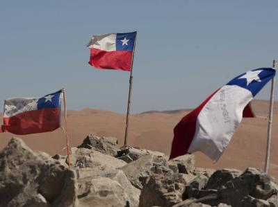 Chilenische Flaggen wehen an der Mine in der Atacama-Wüste. Voraussichtlich ab Mittwoch sollen die Männer nach oben gezogen werden. Rettungsaktion für eingeschlossene Bergleute