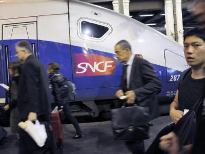 Reisende versuchen kurz vor Streikbeginn in Paris den letzten Zug zu erreichen. Streik in Frankreich