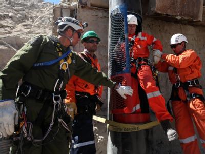 Helfer testen die Rettungskapsel für die chilenischen Bergleute. Rettungsaktion