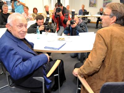 Vermittler Heiner Geißler spricht im Rathaus in Stuttgart mit dem Projektgegner Werner Wölfle. Geißler bei Stuttgart-21-Gegnern