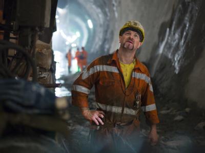 Ein Ingenieure begutachtet bei einer Sicherheitprüfung die Tunneldecke. Ingenieur