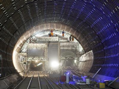 Arbeiter montieren Bewehrungsstäbe des Gotthard-Basistunnels bei Faido im Schweizer Kanton Tessin. Gotthard-Durchstich