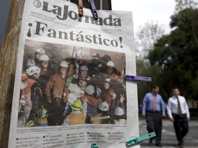 Schlagzeile der mexikanischen Zeitung La Jornada. Die Welt jubelt mit Chile