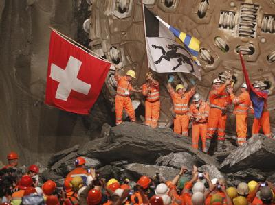 Die Bergleute feiern den Durchstich im Gotthard-Basistunnel. Durchstich
