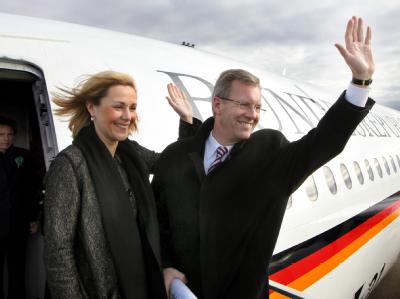 Bundespräsident Christian Wulff und seine Ehefrau Bettina absolvieren derzeit eine Reihe von Staatsbesuchen (Foto vom 15.10.2010). Wulff auf Reisen
