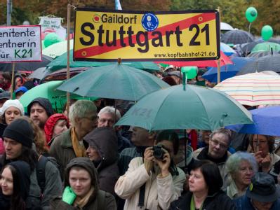 Gegner des umstrittenen Bahnprojekts Stuttgart 21 protestieren in Stuttgart auf dem Schlossplatz. Stuttgart 21 - Demonstration