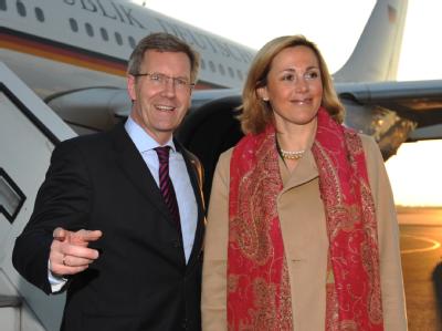 Bundespräsident Christian Wulff und seine Ehefrau Bettina auf dem Weg nach Ankara. Wulff