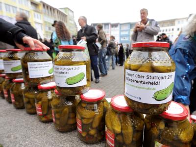 Saure Gurken von den Wählern: Stuttgart-21-Gegner protestieren gegen die nach ihrer Ansicht mangelnde Bürgerbeteiligung. Saure Gurken