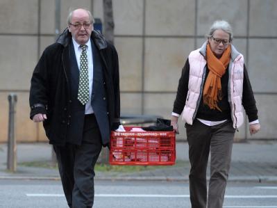 Reinhard Birkenstock, Anwalt von Wettermoderator Kachelmann, und seine Frau Johanna mit Prozessunterlagen. Kachelmann-Anwalt