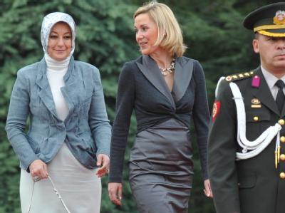 Die Bundespräsidentengattin Bettina Wulff neben der Ehefrau des türkischen Präsidenten, Hayrünnisa Gül, auf dem Roten Teppich am Präsidentenpalast in Ankara. Bettina Wulff in der Türkei