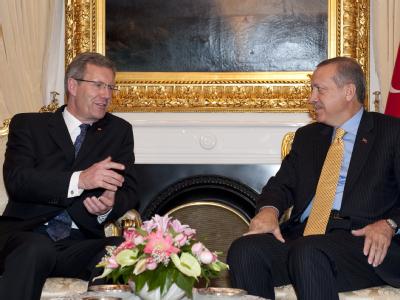 Bundespräsident Wulff und der türkische Ministerpräsident, Recep Tayyip Erdogan, im Gespräch. Wulff spricht mit Erdogan in der Türkei