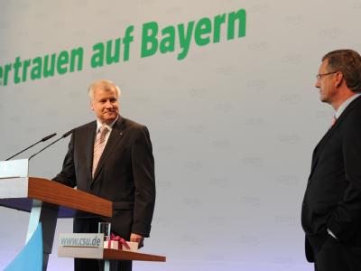 Der CSU-Chef Horst Seehofer bleibt auch nach der Kritik von Bundespräsident Christian Wulff an seinen umstrittenen Äußerungen bei seiner Position. Wulff hat sich zum Auftakt seines Türkei-Besuchs gegen einen Zuzugstopp für Zuwanderer aus der Türkei gewand Seehofer im Integrationsstreit unbeirrbar