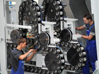 Industriemechaniker bei der Arbeit: Laut Experten wird ein schwacher Start in das Jahr und der frostige Februar die Wirtschaftsleistung auch im ersten Quartal belasten. Foto: Hendrik Schmidt/Symbolbild Arbeiter