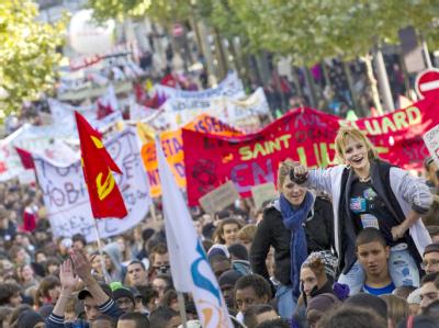 Viele Schüler und Studenten beteiligen sich an den Protesten gegen die angestrebte Rentenreform, wie hier in Paris. Protest gegen Rentenreform