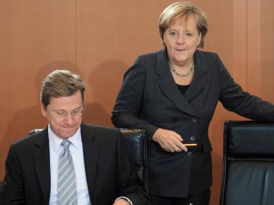 Kanzlerin Merkel (CDU) und Vizekanzler Westerwelle (FDP) an diesem Mittwoch vor der Kabinettssitzung in Berlin Westerwelle und Merkel