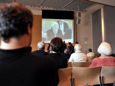 Auf einer Videoleinwand werden im einem Sitzungssaal des Stuttgarter Rathauses die Schlichtungsgespräche zwischen Gegnern und Befürwortern des Bahnprojekts Stuttgart 21 übertragen. Schlichtung bei Stuttgart 21 als Public Viewing