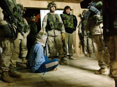 US-Soldaten bewachen am 30.10.2003 einen verhafteten Iraker in Tikrit (Irak): Die Internetplattform Wikileaks hat neue Dokumente zum Irak-Krieg veröffentlicht. US-Soldaten in Tikrit