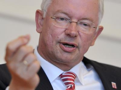 Hessens Ex-Ministerpräsident Roland Koch (Archivfoto) wechselt an die Spitze von Deutschlands zweitgrößtem Baukonzern Bilfinger Berger. Roland Koch