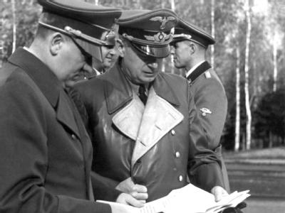 Hitler und Reichsaußenminister Ribbentrop studieren im Führerhauptquartier Unterlagen (undatierte Aufnahme). Ribbentrop war bis zum 29.4.1945 Chef in der Berliner Wilhelmstraße Hitler und Ribbentrop