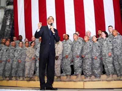 Präsident Obama im April 2009 bei einem Besuch des US-Stützpunkts Camp Victory im Irak: Die Wikileaks-Dokumente könnten die Irak-Pläne von US-Präsident Obama durcheinanderbringen. Schadet Wikileaks Obamas Irak-Plänen?