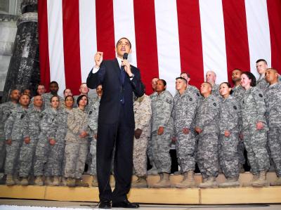 US-Präsident Obama spricht im April 2009 bei seinem Besuch des US-Stützpunkts Camp Victory im Irak zu Soldaten. Die Wikileaks-Dokumente könnten die Irak-Pläne von Obama durcheinanderbringen. Schadet Wikileaks Obamas Irak-Plänen?
