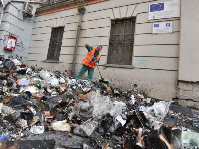 Aufräumarbeiten in Neapel nach den großen Krawallen in der Nacht zum Samstag: Die EU droht Italien mit Geldstrafen. Müllkrise in Neapel