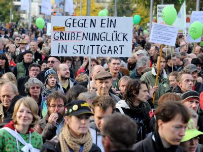 Gegner des Bahnprojekts Stuttgart 21 sind in der baden-württembergischen Landeshauptstadt erneut auf die Straße gegangen. Demonstration gegen Stuttgart 21