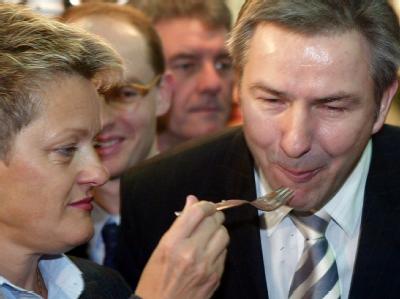 Garantiert bio: Renate Künast füttert Klaus Wowereit beim Rundgang über die Internationale Grüne Woche in Berlin (Archiv). Künast und Wowereit