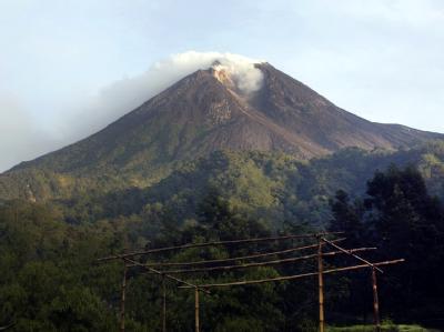 Die Behörden lassen die ersten Anwohner des Vulkans Merapi in Sicherheit bringen. Vulkan Merapi