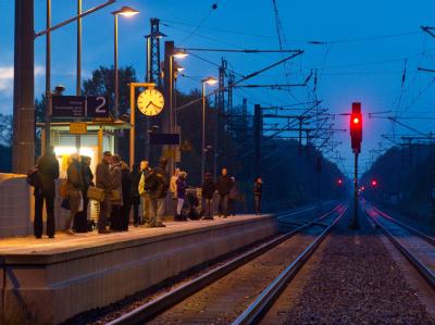 Fahrgäste warten auf einen Regionalexpress nach Berlin. Leeres Gleis