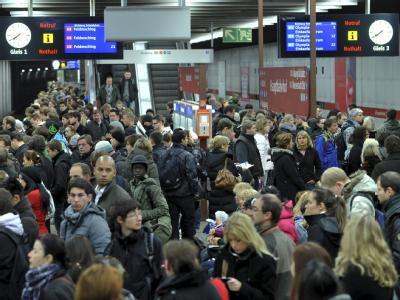 Nah- wie Fernverkehr betroffen: Menschenmassen drängen sich vor den U-Bahnen im Hauptbahnhof in München. Warnstreiks bei der Bahn