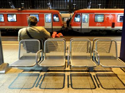 Ein Fahrgast wartet im Hauptbahnhof in Köln auf seinen Zug. Warten
