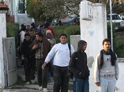 Illegale Immigranten nach einer Befragung durch die griechische Polizei in der Grenzstadt Ferres. (Archivbild) Griechenland bittet EU um Hilfe bei illegalen Immigranten