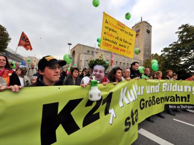 Mit - nach ersten Polizeischätzungen - rund 10 000 Teilnehmern war die Demonstration trotz des guten Wetters deutlich schlechter besucht als in den letzten Wochen. Stuttgart 21 - Demonstration