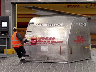 Luftfrachtcontainer auf dem Flughafen Leipzig/Halle (Archiv). Luftfrachtcontainer
