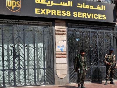 In der Bundesrepublik, Großbritannien, den USA und Frankreich wurde als Konsequenz aus den Bombenfunden der gesamte Luftfrachtverkehr aus dem Jemen gestoppt. UPS-Büro in Sanaa