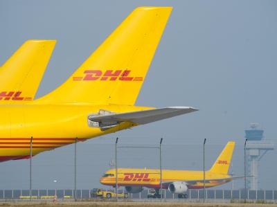 DHL-Frachtmaschinen stehen auf dem Flughafen Leipzig/Halle: Zwei eher zufällig vereitelte Bombenanschläge mit Luftpostpaketen auf Ziele in den USA hatten die Terrorfahnder in Alarmstimmung versetzt. Bundesregierung stoppt Luftfracht aus dem Jemen - DHL