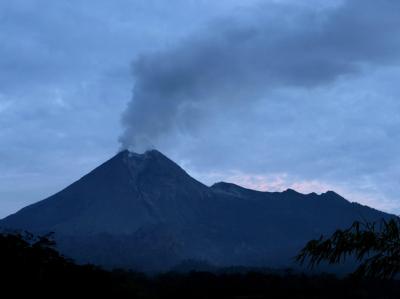 Der Vulkan Merapi kommt nicht zur Ruhe, wieder stieß der Feuerberg glühend heiße Asche aus. Merapi-Ausbruch überzieht Land mit Asche