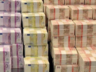 Ein Steuerplus von 136 Milliarden Euro bis 2014 - die Prognose klingt gigantisch und weckt Begehrlichkeiten. Kanzlerin Merkel hält sich über mögliche Steuerentlastungen bedeckt. Steuerplus löst neue Entlastungsdebatte aus