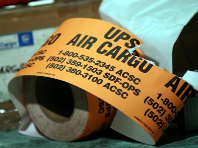 Eine Banderole von UPS auf dem Flughafen Köln-Bonn. Im Frachtbereich des Flughafens war eines der für die USA bestimmten Sprengstoffpakete aus dem Jemen verladen worden. UPS-Banderole