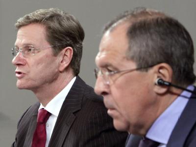 Bundesaußenminister Westerwelle und sein russischer Amtskollege Lawrow (r) geben in Moskau eine Pressekonferenz. Westerwelle in Moskau