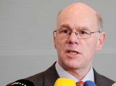 Bundestagspräsident Lammert hat das Vorgehen der schwarz-gelben Bundesregierung bei der Verlängerung der Atomlaufzeiten als Zumutung kritisiert. Norbert Lammert