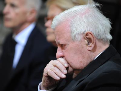 Alt-Bundeskanzler Helmut Schmidt nimmt Abschied von seiner verstorbenen Frau Loki. Helmut Schmidt
