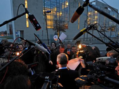 Großer Journalistenandrang im Zufahrtsbereich zum Bundeskanzleramt nach dem Fund des Paketes. Paket im Kanzleramt enthielt Sprengstoff